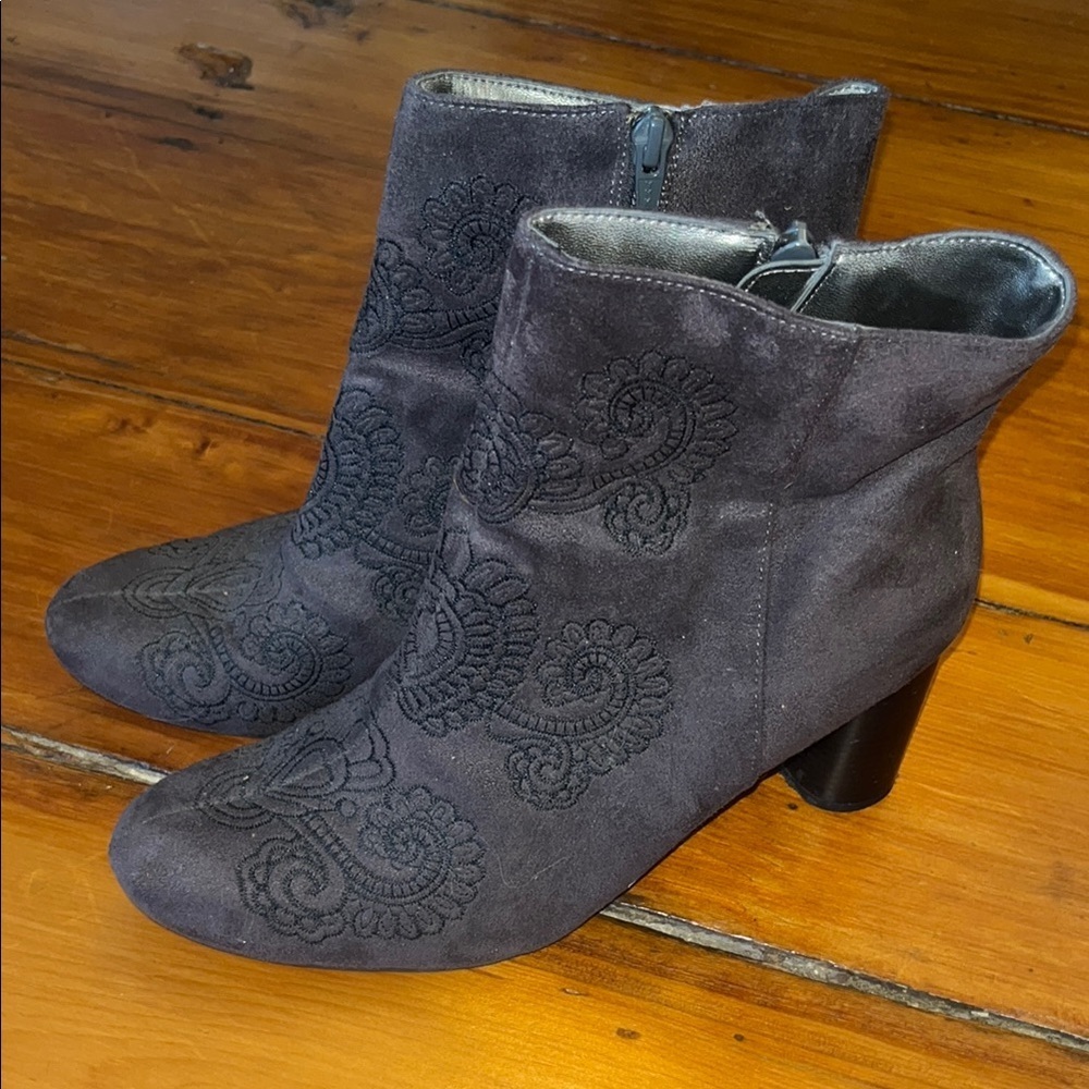 Elegant Gray Suede Ankle Boots